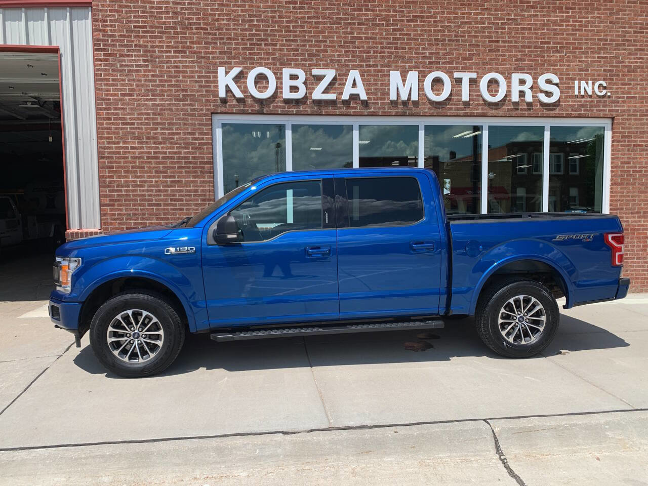 Used 2018 Ford F150 XLT image 2