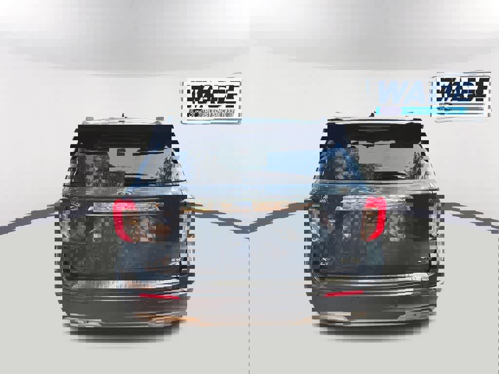 Used 2022 Ford Explorer XLT w/ Equipment Group 202A image 5