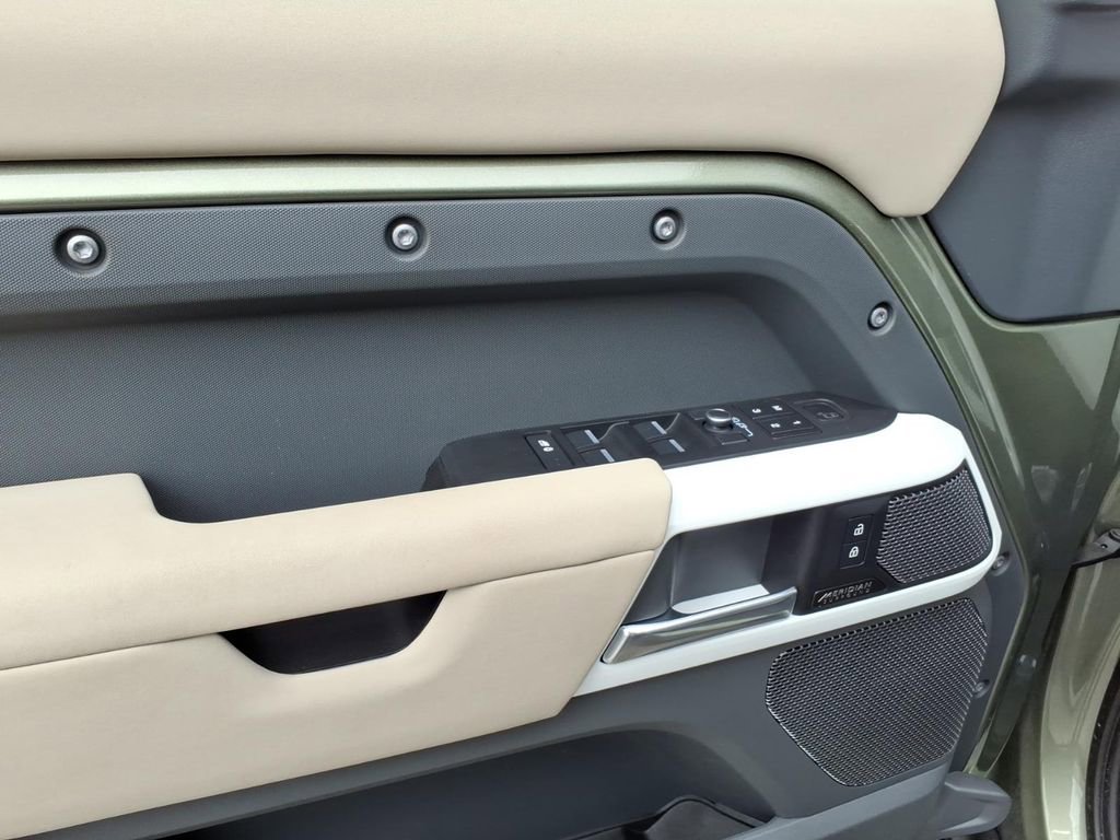 Used 2023 Land Rover Defender 110 SE image 14