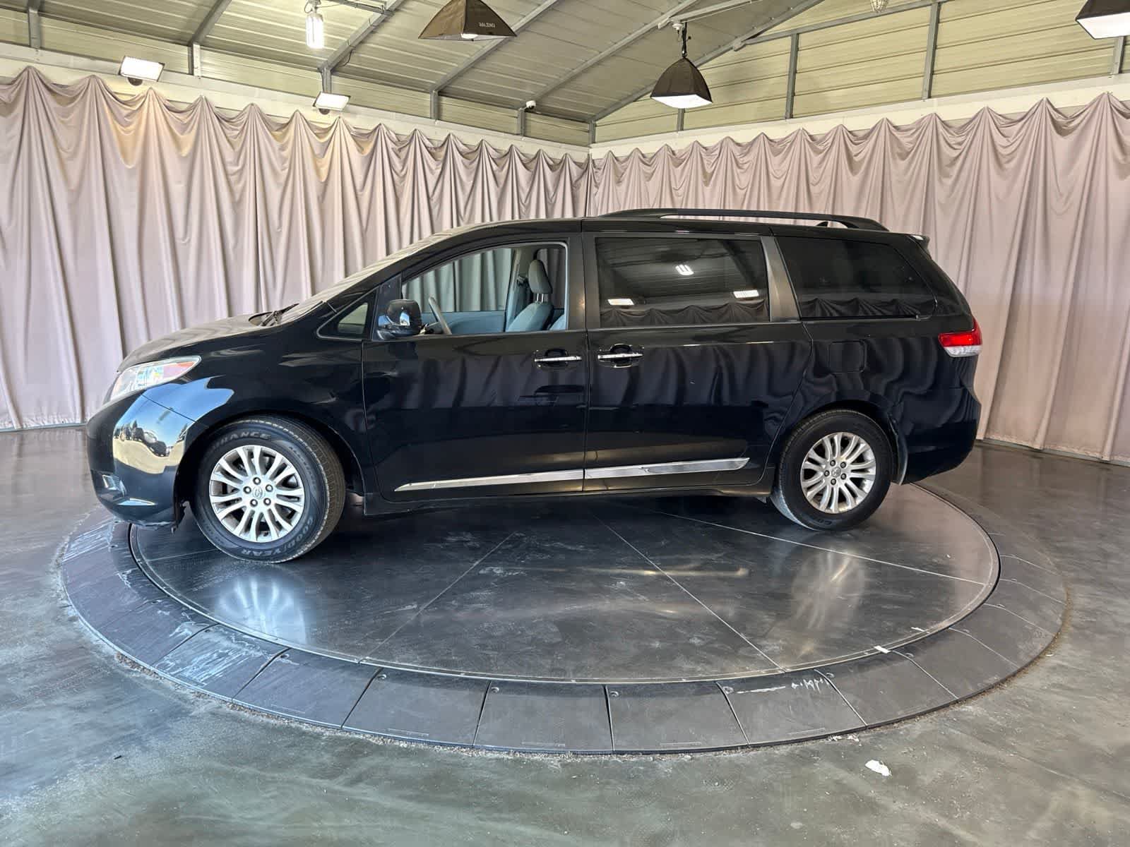 Used 2014 Toyota Sienna XLE w/ XLE Premium Package FWD image 8
