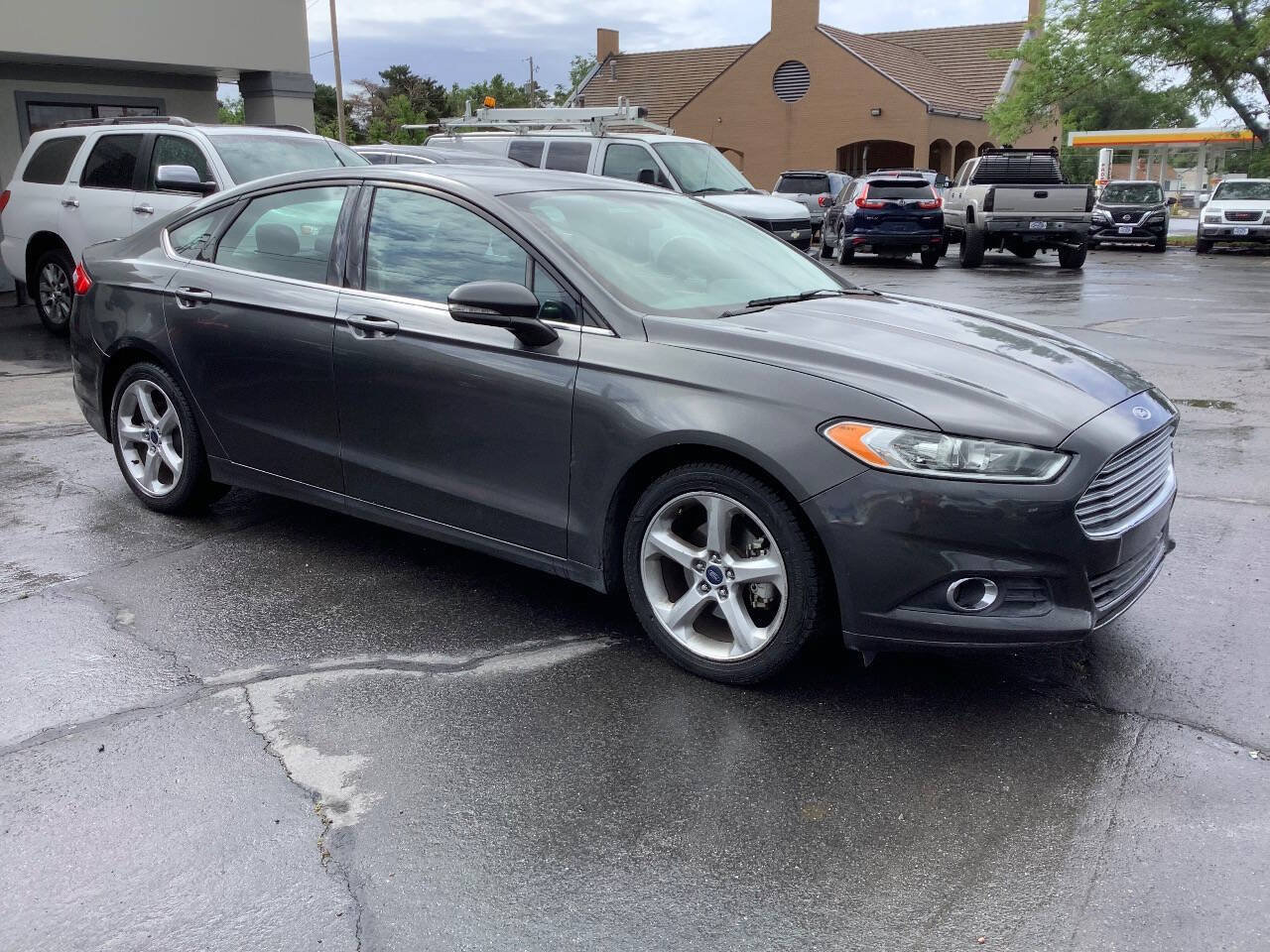 Used 2016 Ford Fusion SE FWD image 1