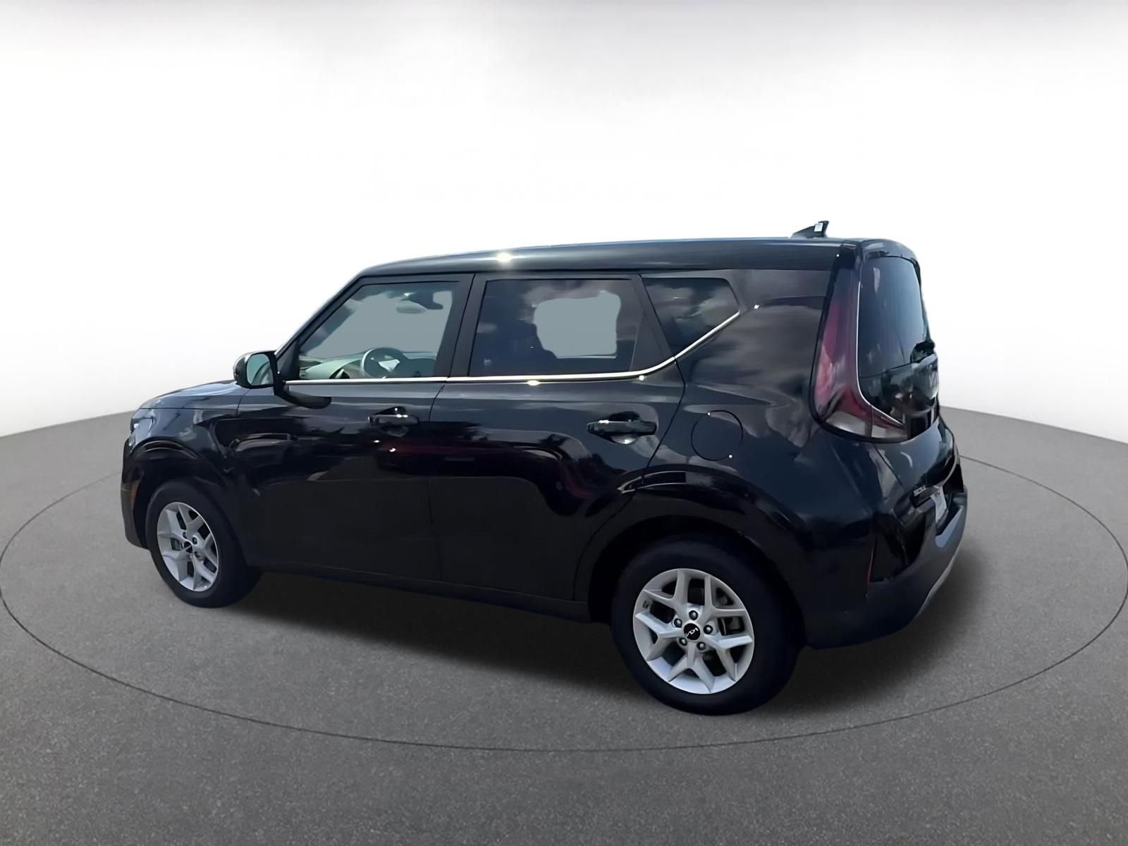 Used 2025 Kia Soul LX w/ LX Technology Package FWD image 10
