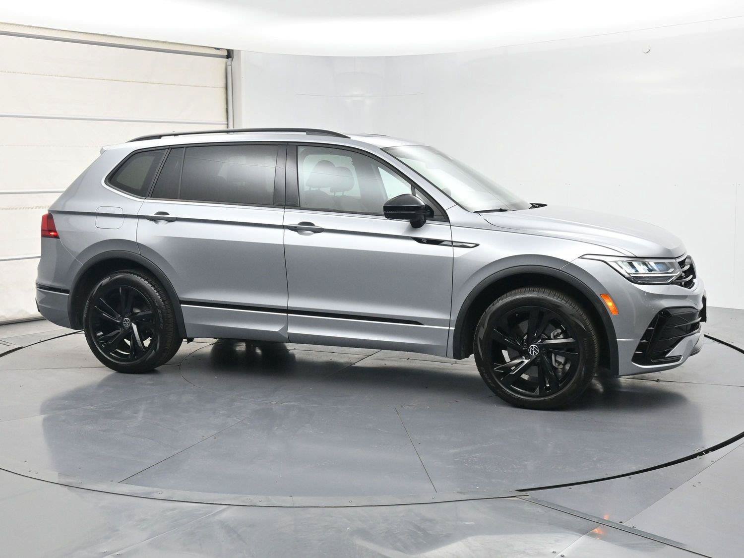 Used 2024 Volkswagen Tiguan SE R-Line AWD/4WD image 26
