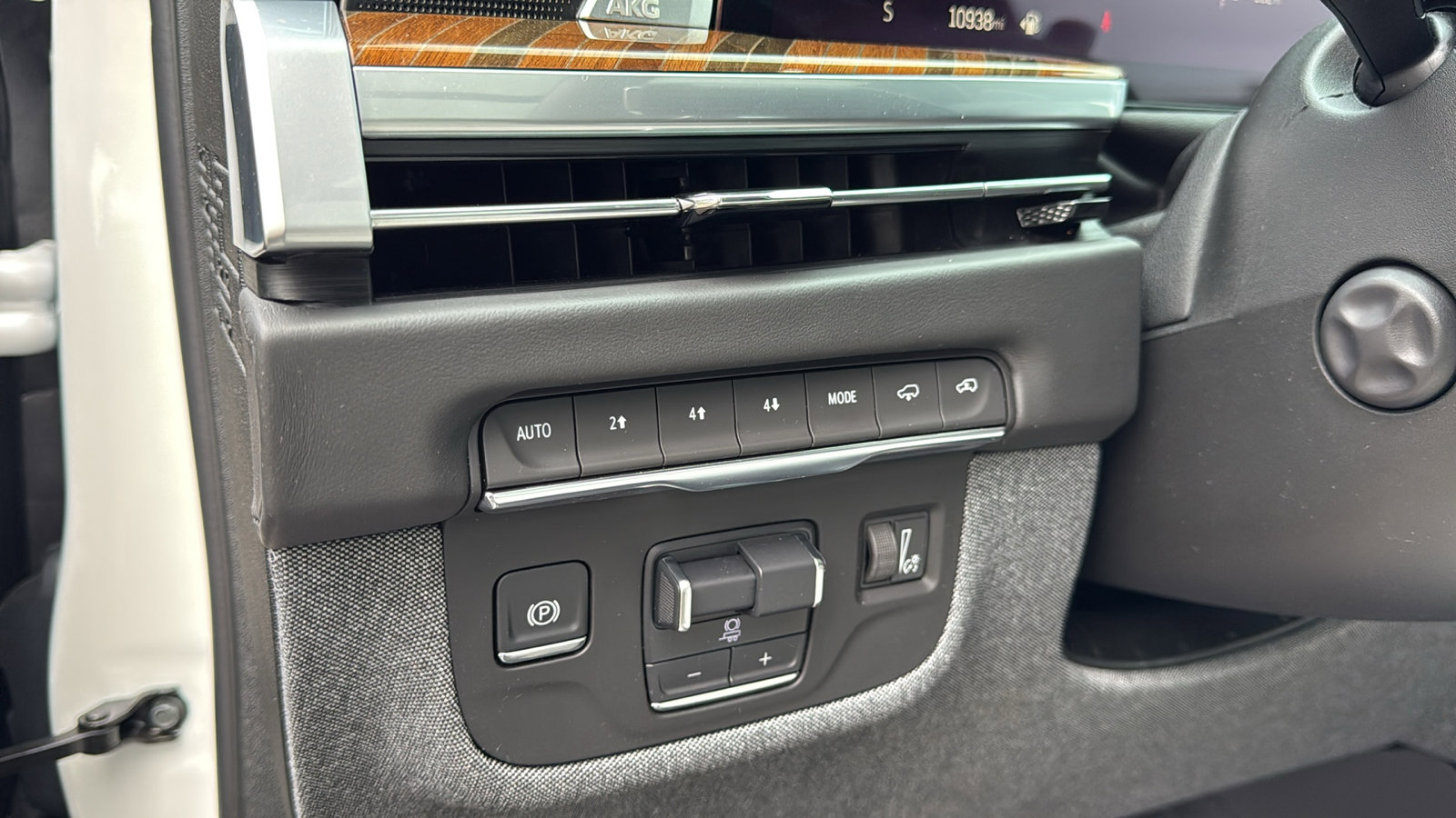 Used 2025 Cadillac Escalade Premium Luxury Platinum image 13