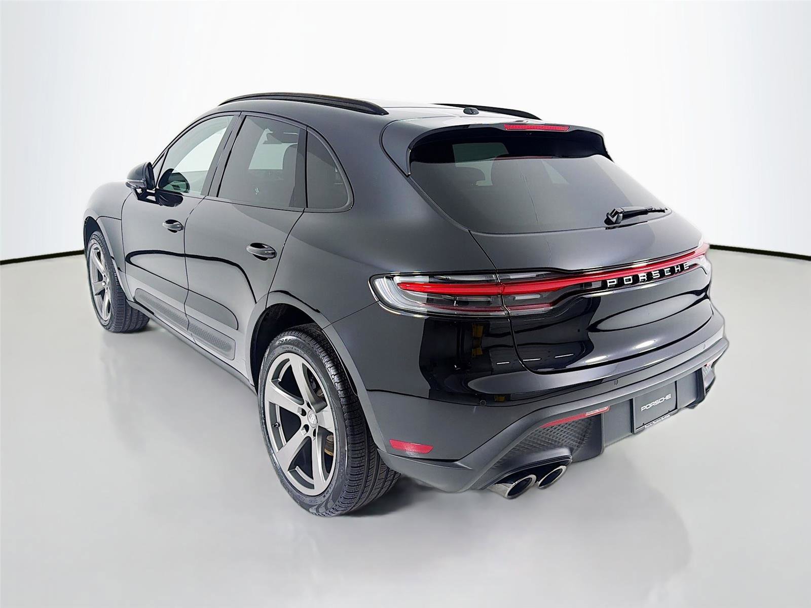 Certified 2025 Porsche Macan AWD/4WD image 3