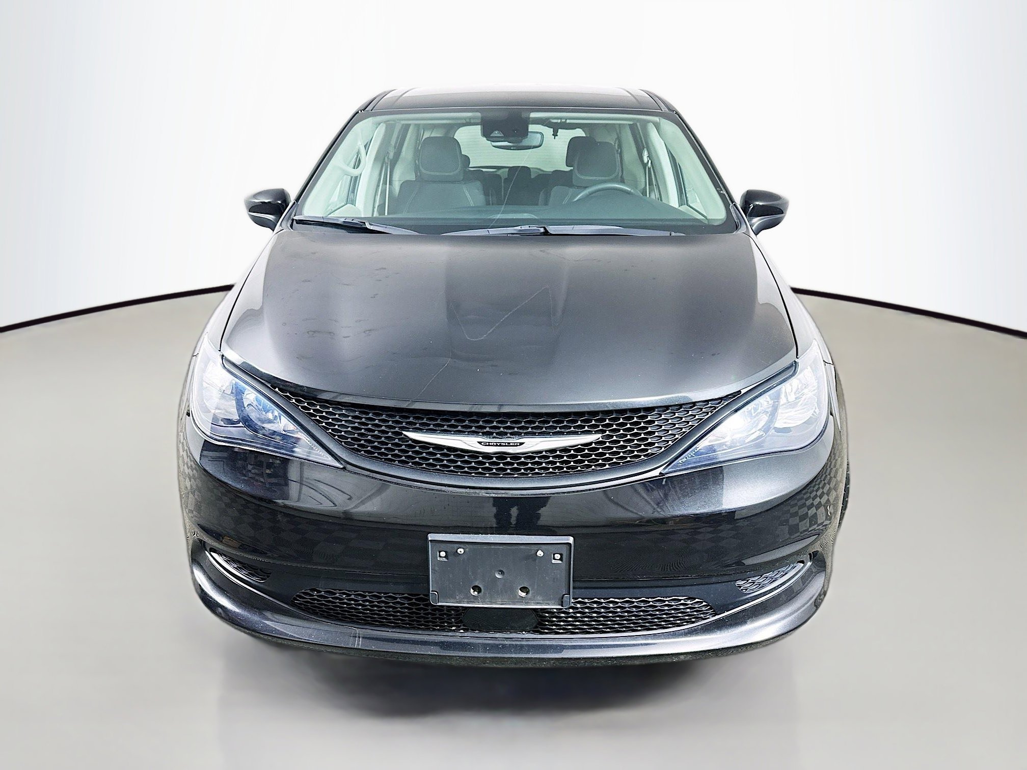 Used 2023 Chrysler Voyager LX image 2