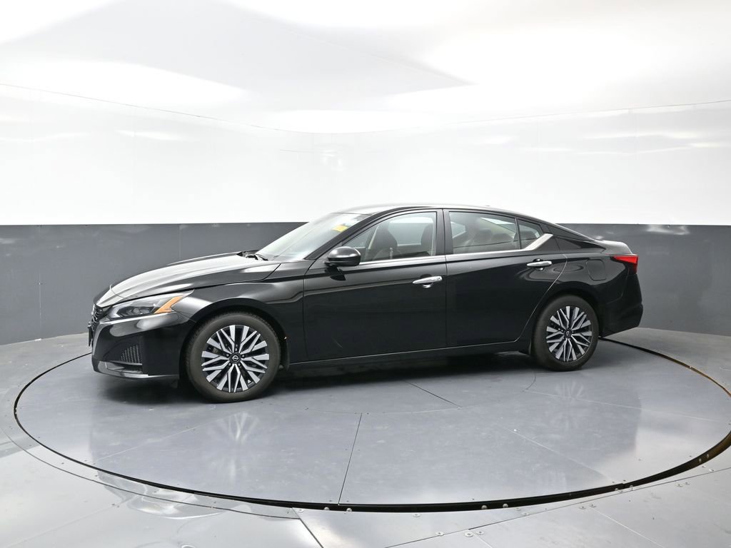 Used 2024 Nissan Altima 2.5 SV image 10