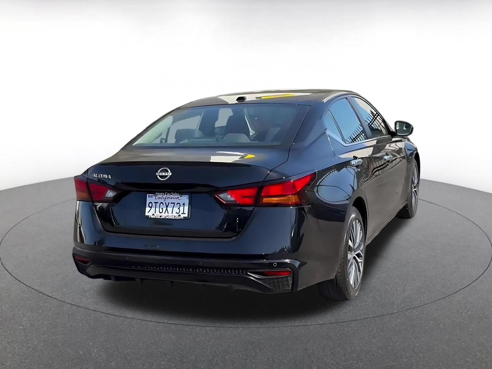 Used 2025 Nissan Altima 2.5 SV FWD image 14