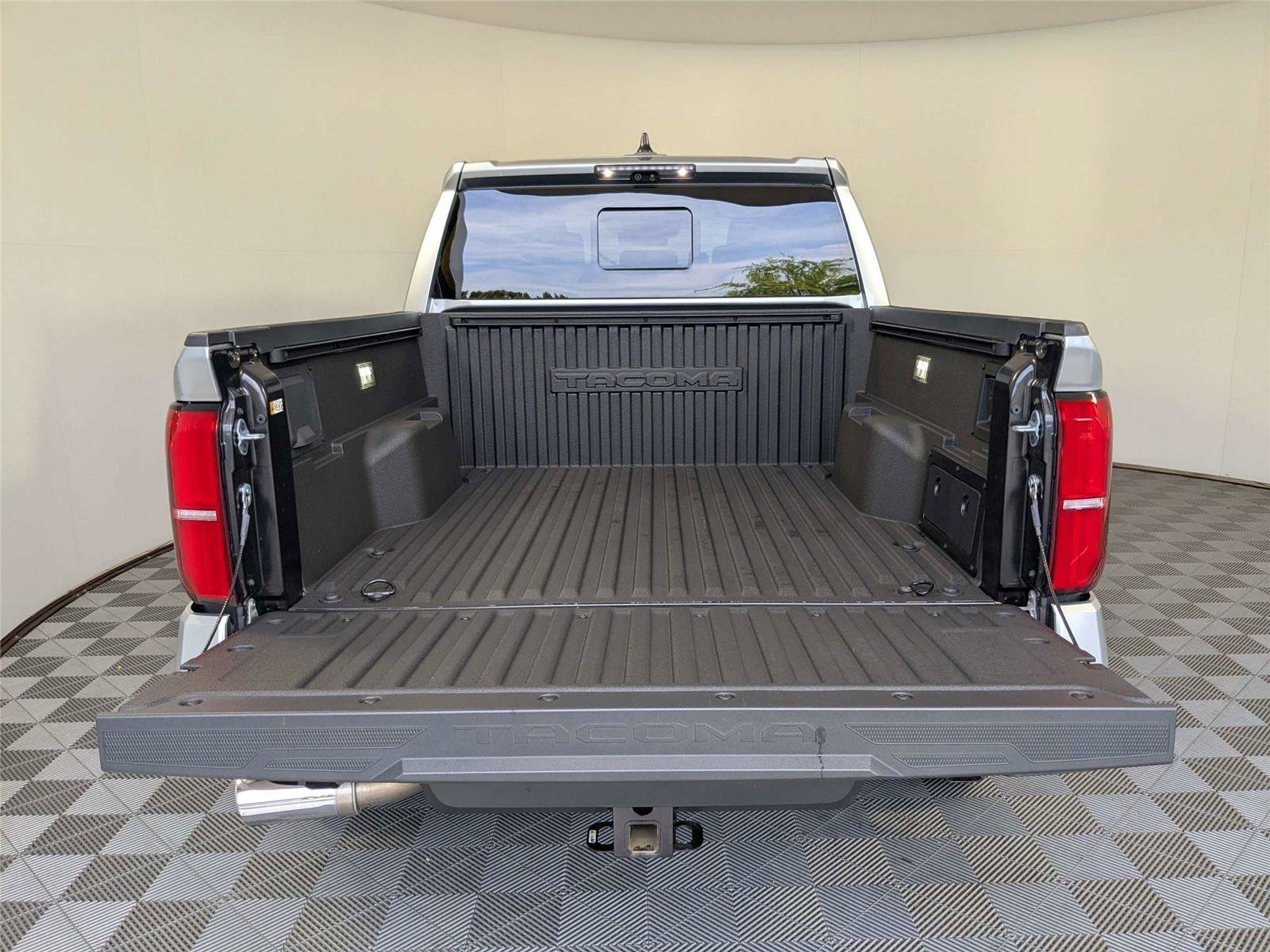 Used 2025 Toyota Tacoma Limited AWD/4WD image 7