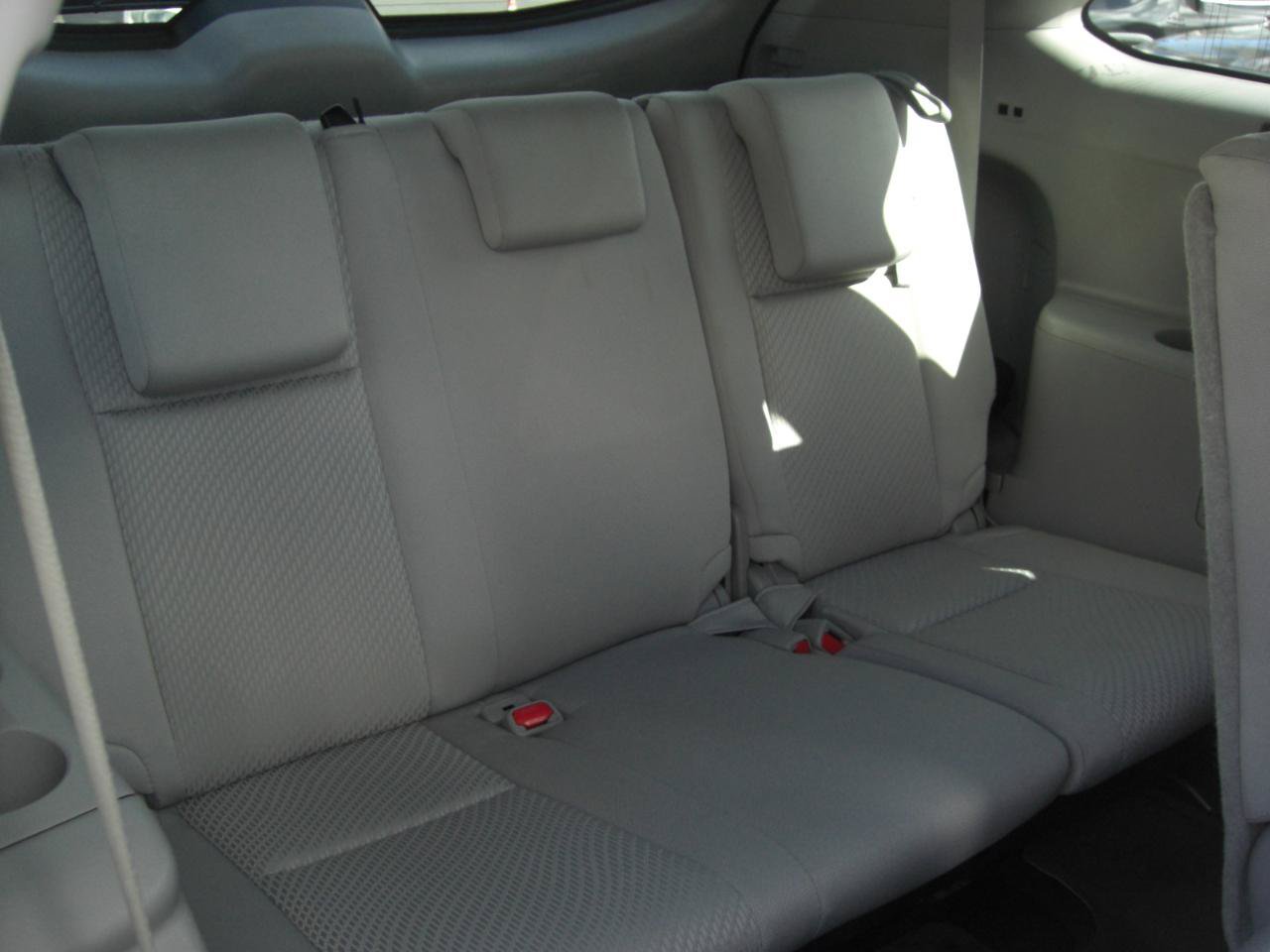 Used 2017 Toyota Highlander LE w/ Carpet Mat Package FWD image 18