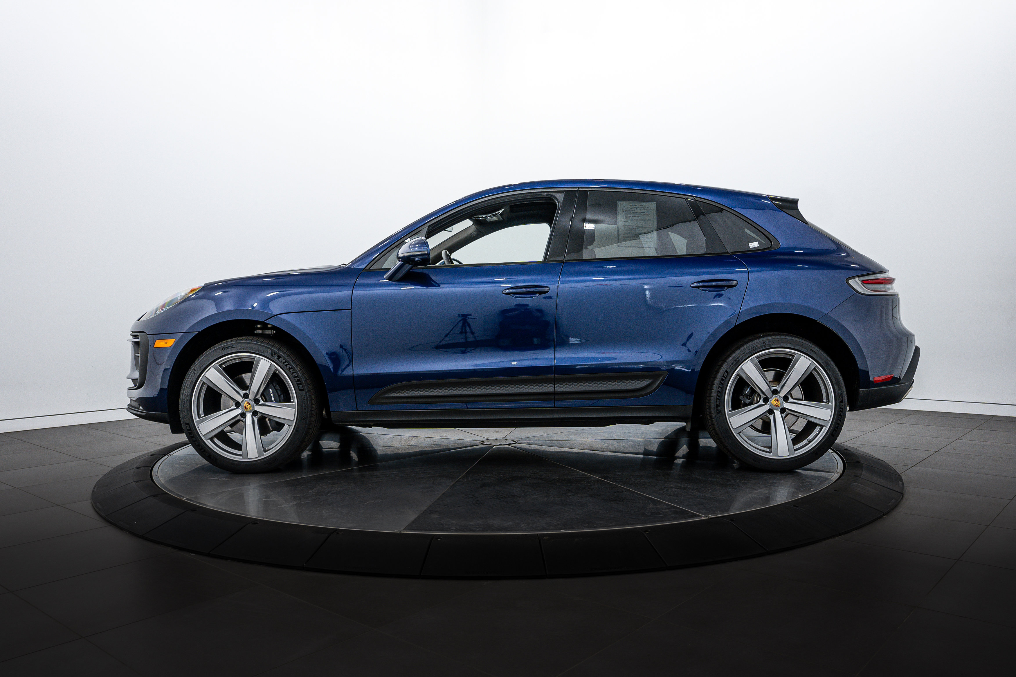 Certified 2025 Porsche Macan image 2