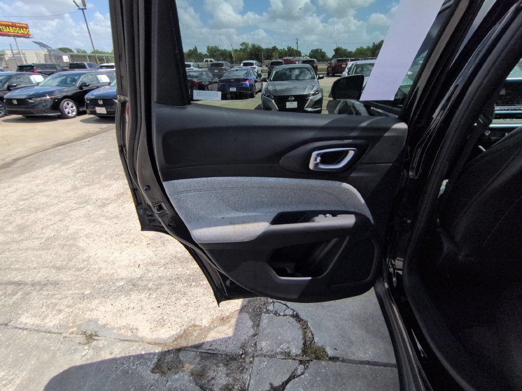Used 2025 Jeep Compass Latitude AWD/4WD image 26