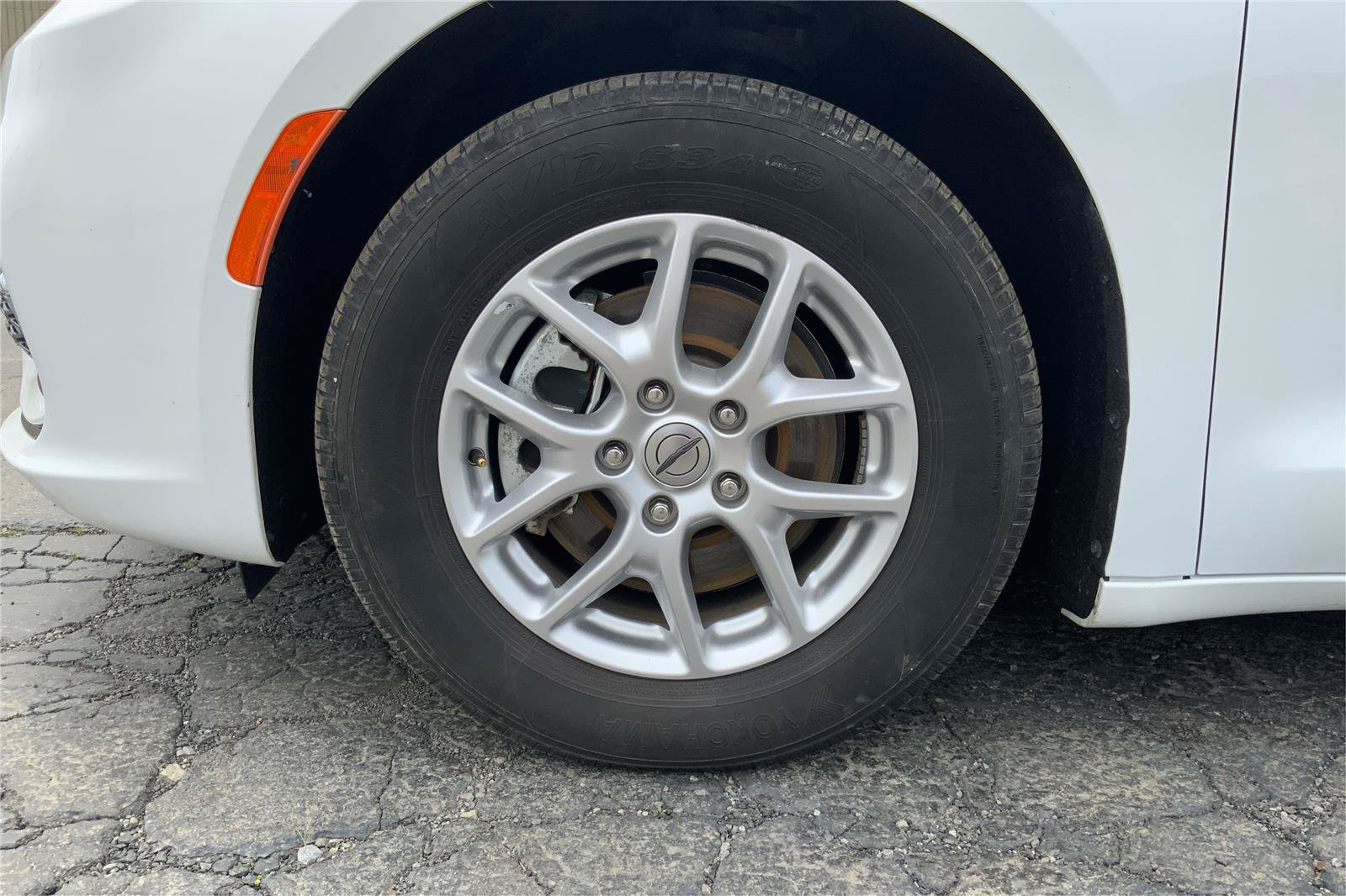 Used 2024 Chrysler Pacifica Touring-L FWD image 30