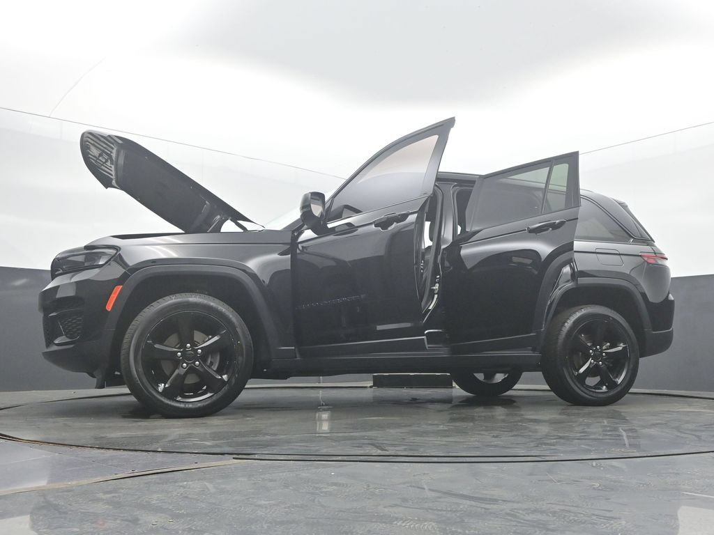Used 2023 Jeep Grand Cherokee Altitude AWD/4WD image 56