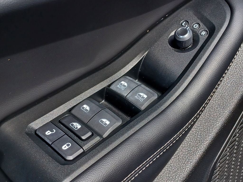Used 2024 Jeep Grand Cherokee Limited w/ Black Appearance Package AWD/4WD image 11