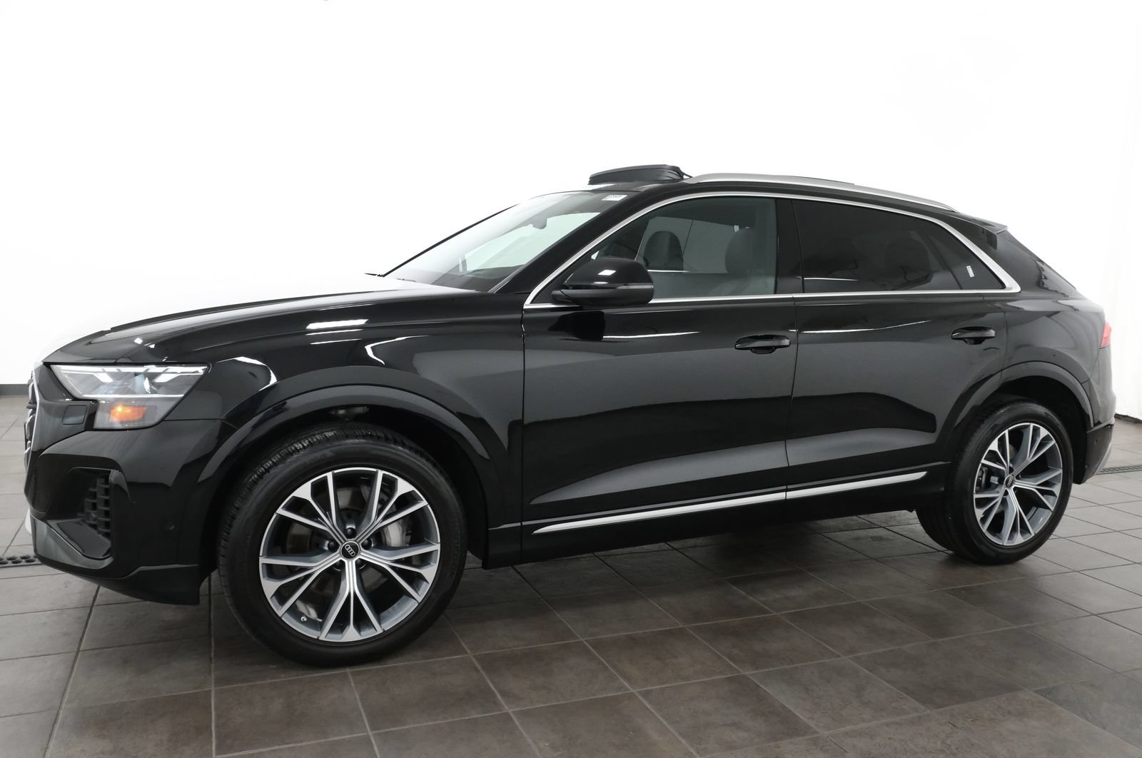 Used 2025 Audi Q8 Premium Plus AWD/4WD image 2