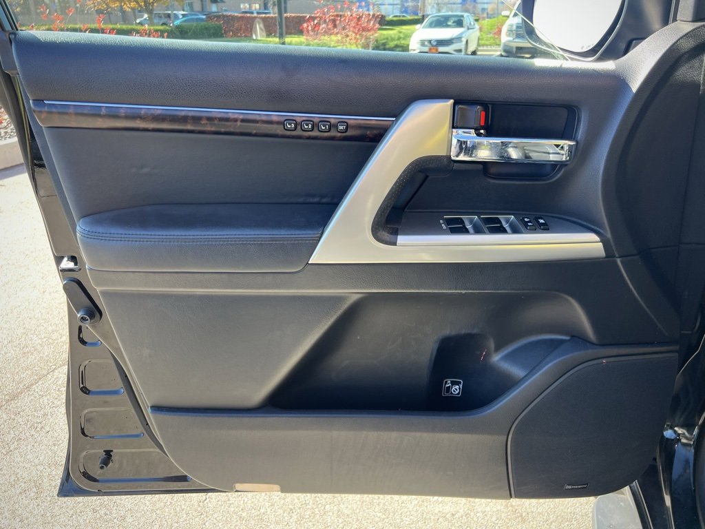 Used 2013 Toyota Land Cruiser image 48