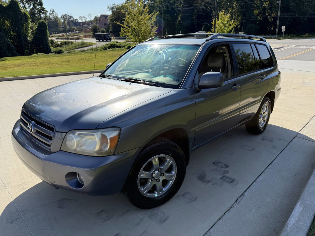 Used 2005 Toyota Highlander 2WD w/ 3rd Row image 3