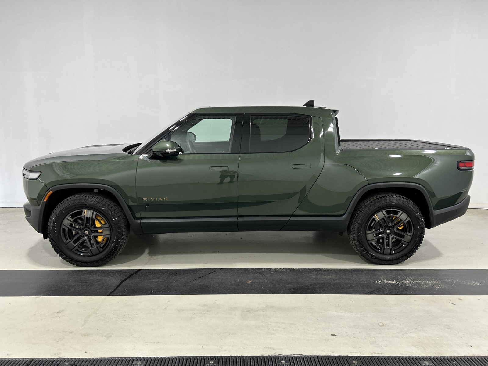 Used 2025 Rivian R1T Premium AWD/4WD image 2