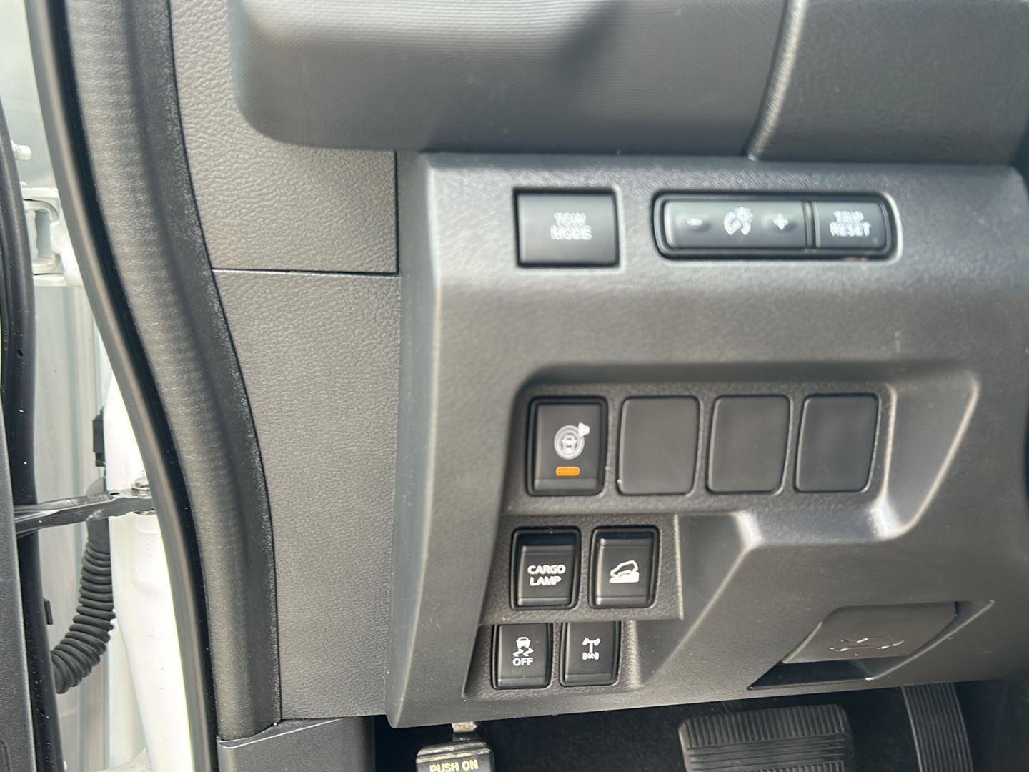 Used 2022 Nissan Frontier PRO-4X w/ Technology Package image 16