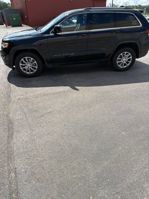 Used 2021 Jeep Grand Cherokee Laredo w/ Security & Convenience Group AWD/4WD image 2