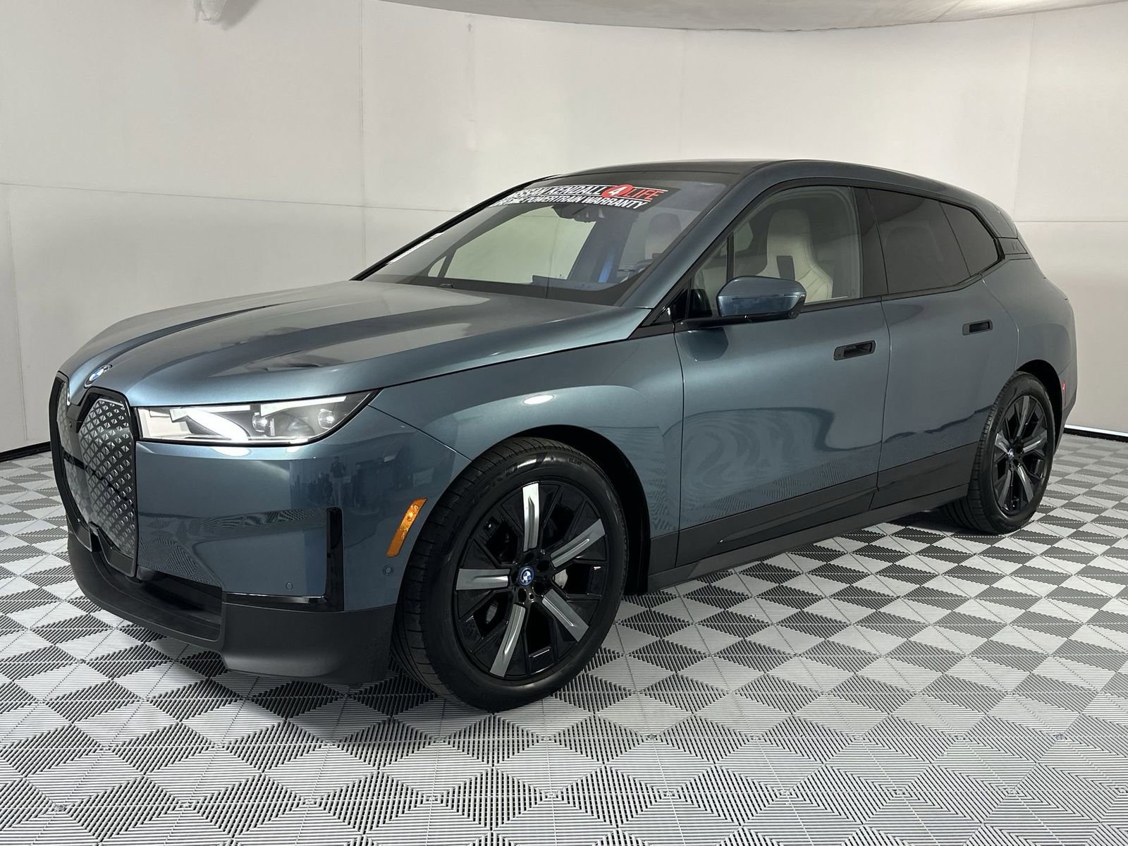 Used 2022 BMW iX xDrive50 w/ Premium Package image 4