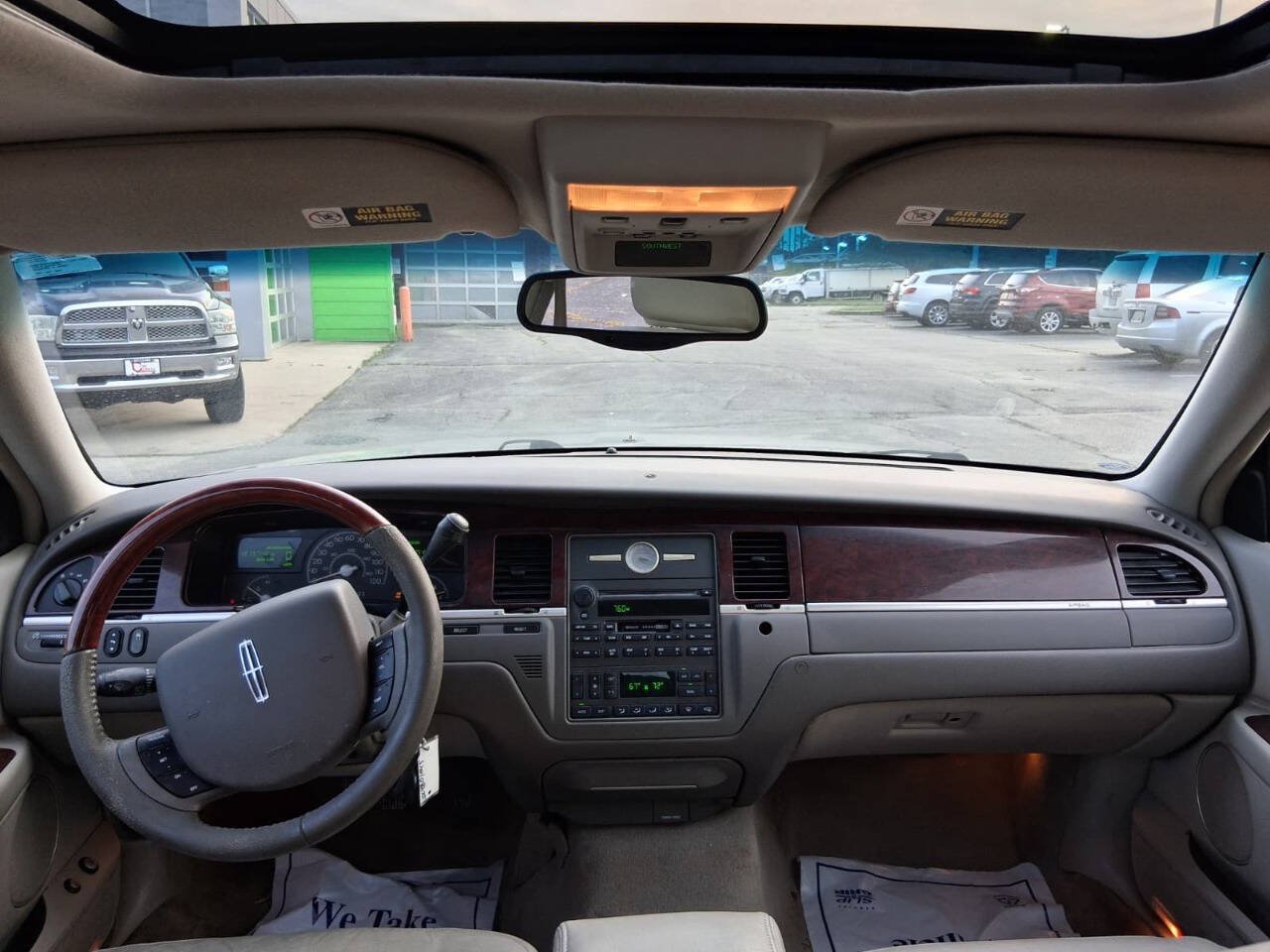Used 2005 Lincoln Town Car Signature Limited RWD image 9