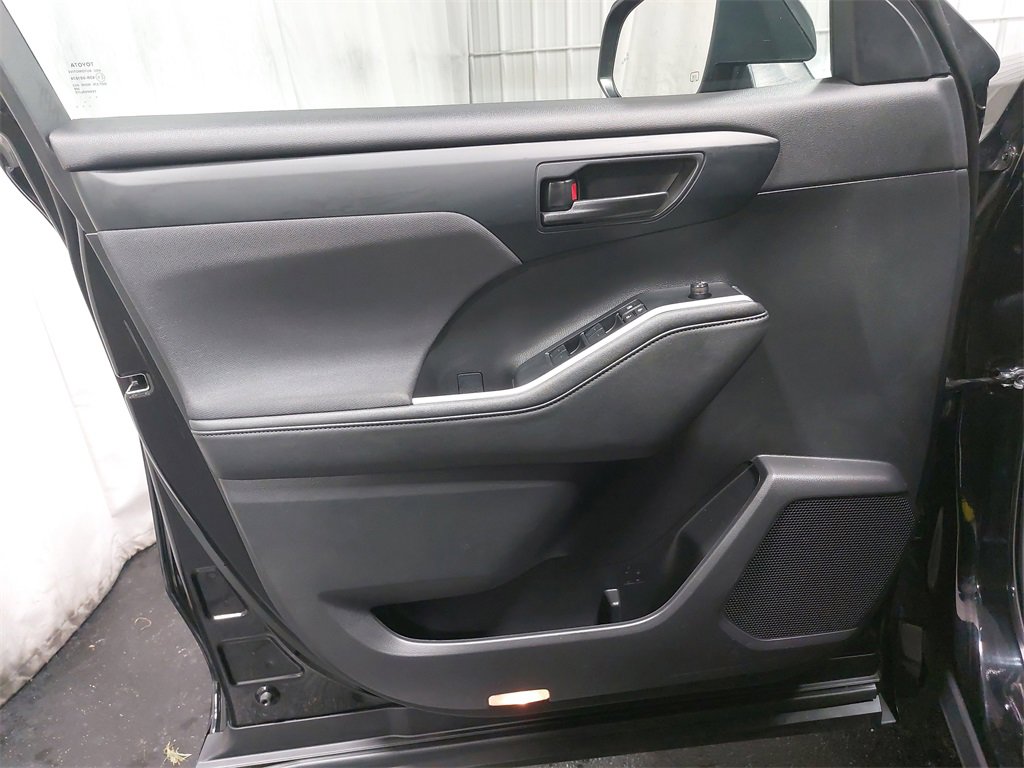 Used 2023 Toyota Highlander LE image 28