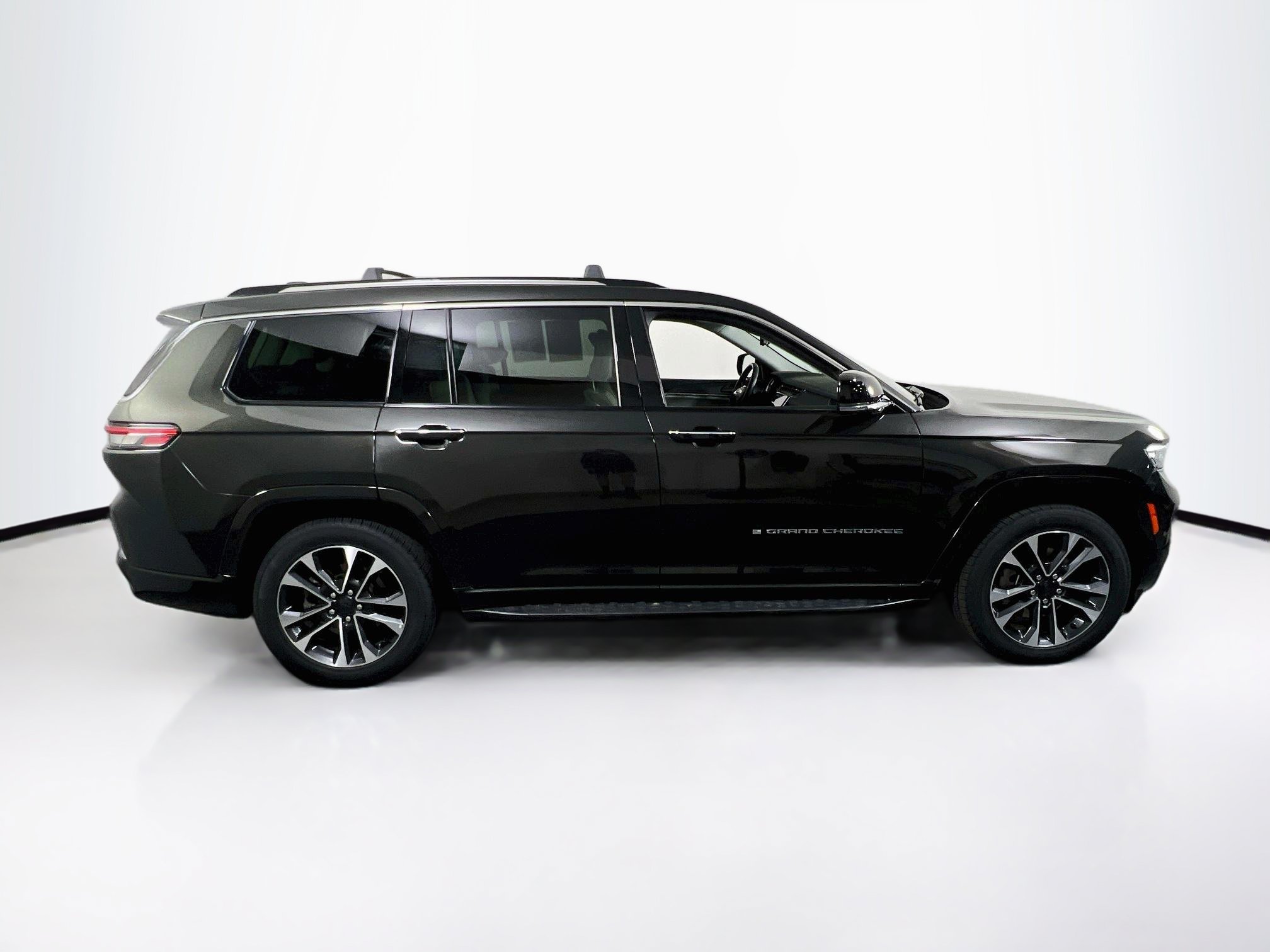 Used 2022 Jeep Grand Cherokee L Overland w/ Advanced Protech Group III AWD/4WD image 4