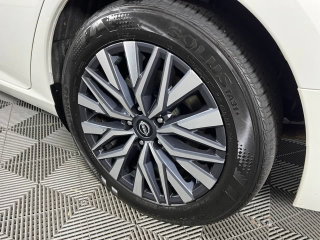 Used 2025 Nissan Altima 2.5 SV FWD image 15