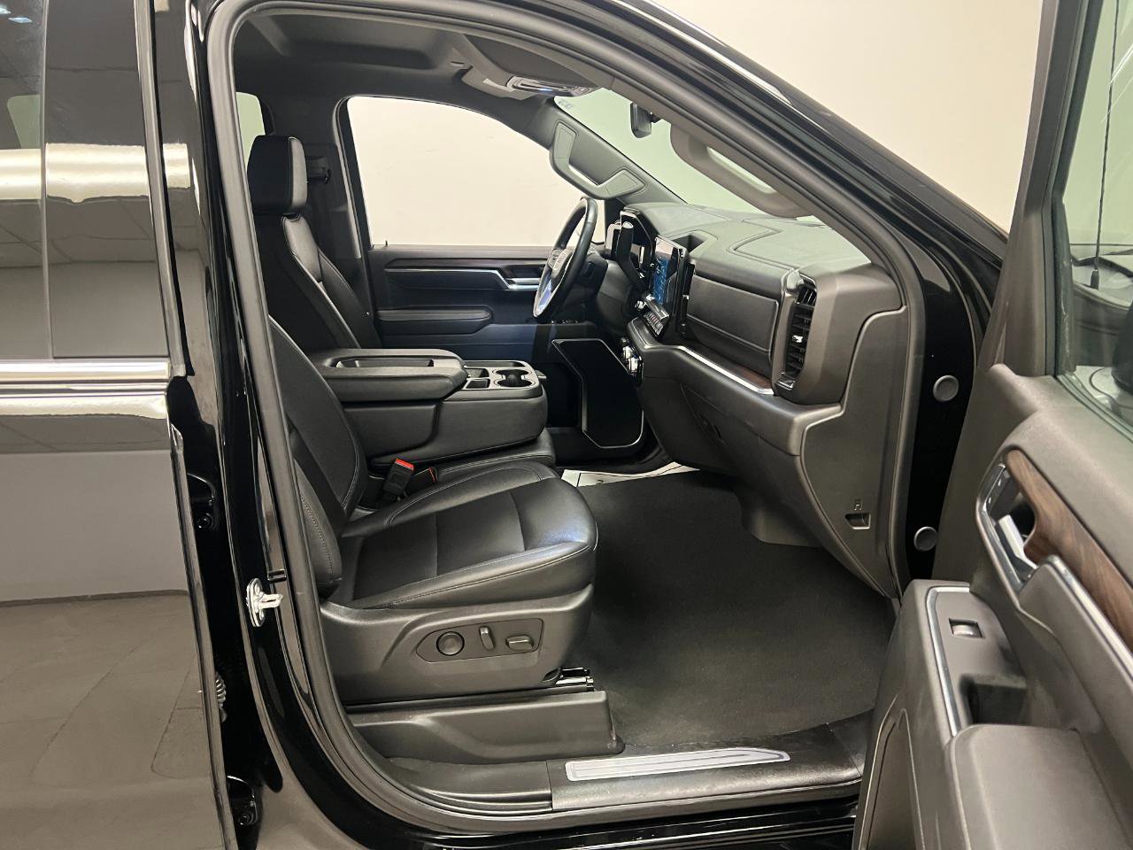 Used 2025 GMC Sierra 1500 SLT image 33