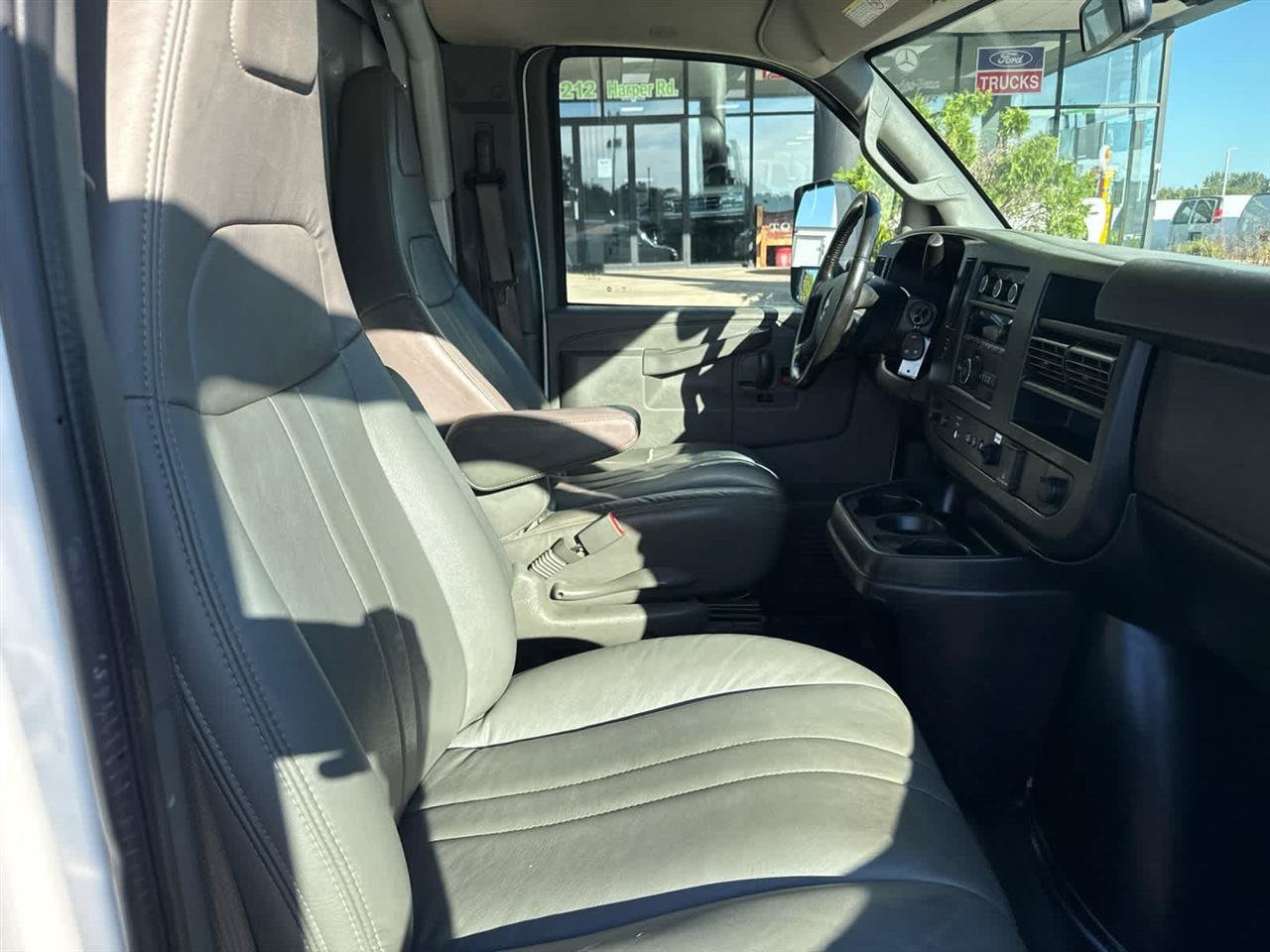 Used 2020 Chevrolet Express 3500 w/ Power Convenience Package RWD image 23