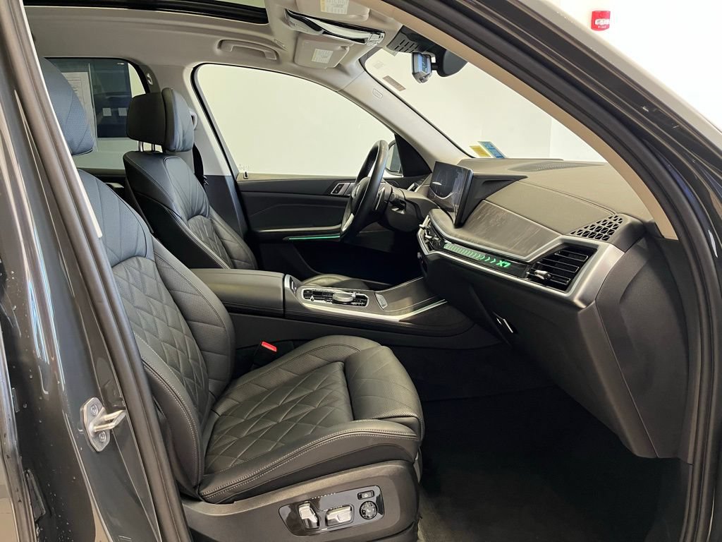 Used 2023 BMW X7 xDrive40i w/ Parking Assistance Package AWD/4WD image 36