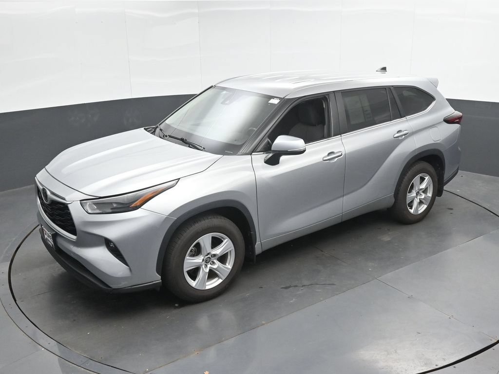 Used 2024 Toyota Highlander LE AWD/4WD image 36