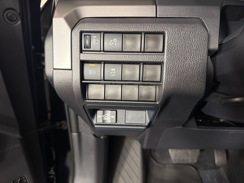 Used 2025 Toyota Tacoma SR5 AWD/4WD image 15