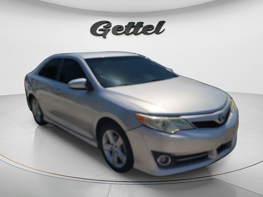 Used 2014 Toyota Camry SE image 2