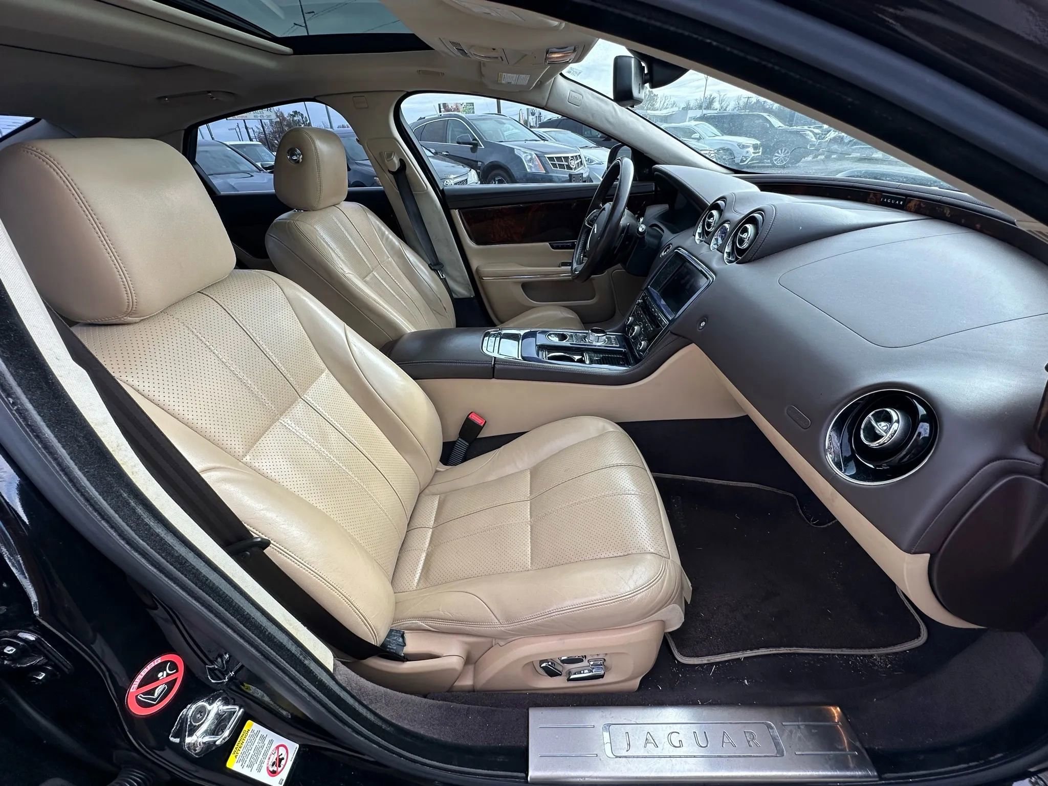 Used 2013 Jaguar XJ image 13