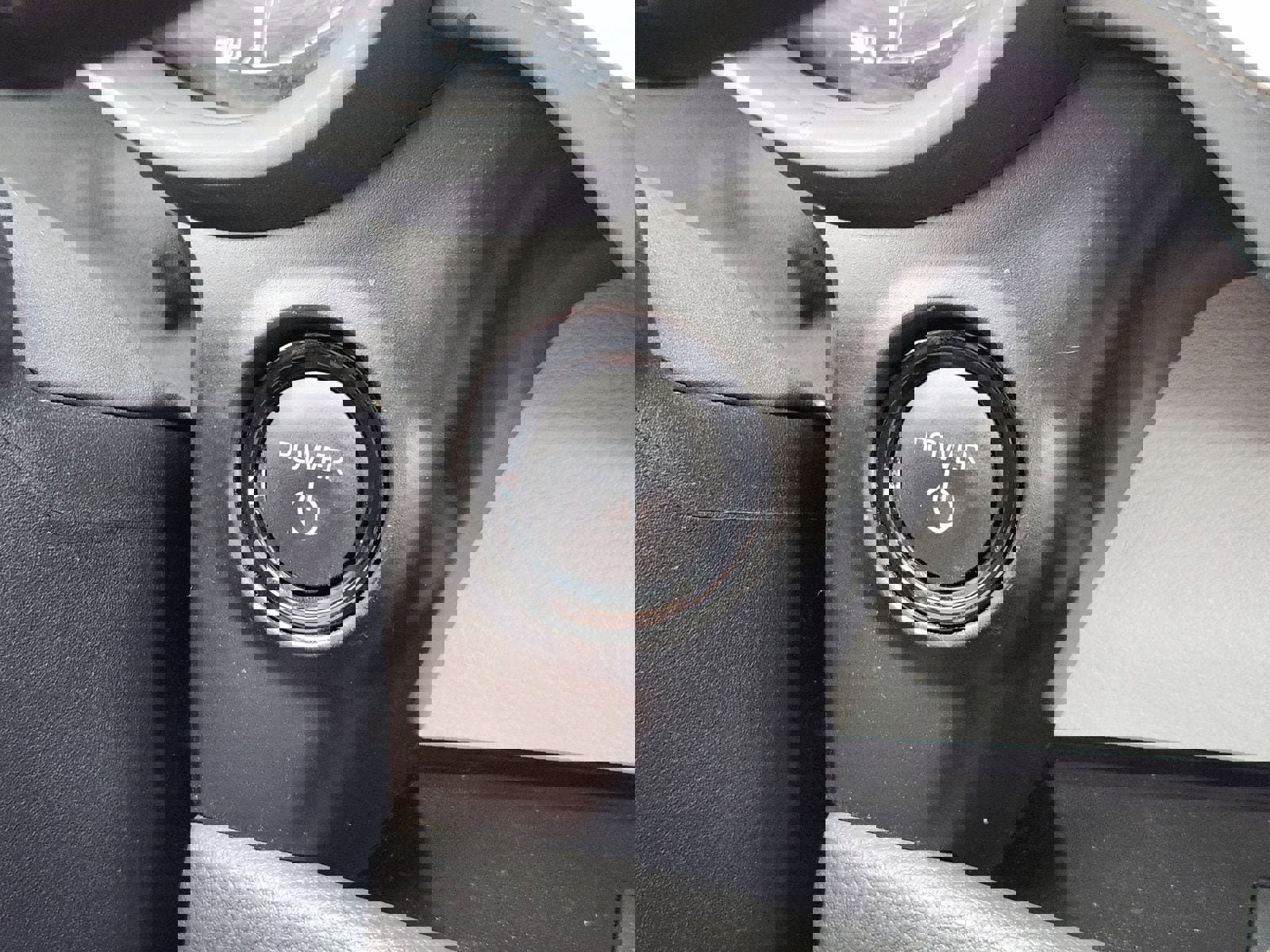 Used 2025 Toyota Sienna XLE image 32