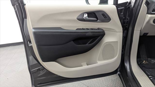 Used 2023 Chrysler Pacifica Touring-L FWD image 14