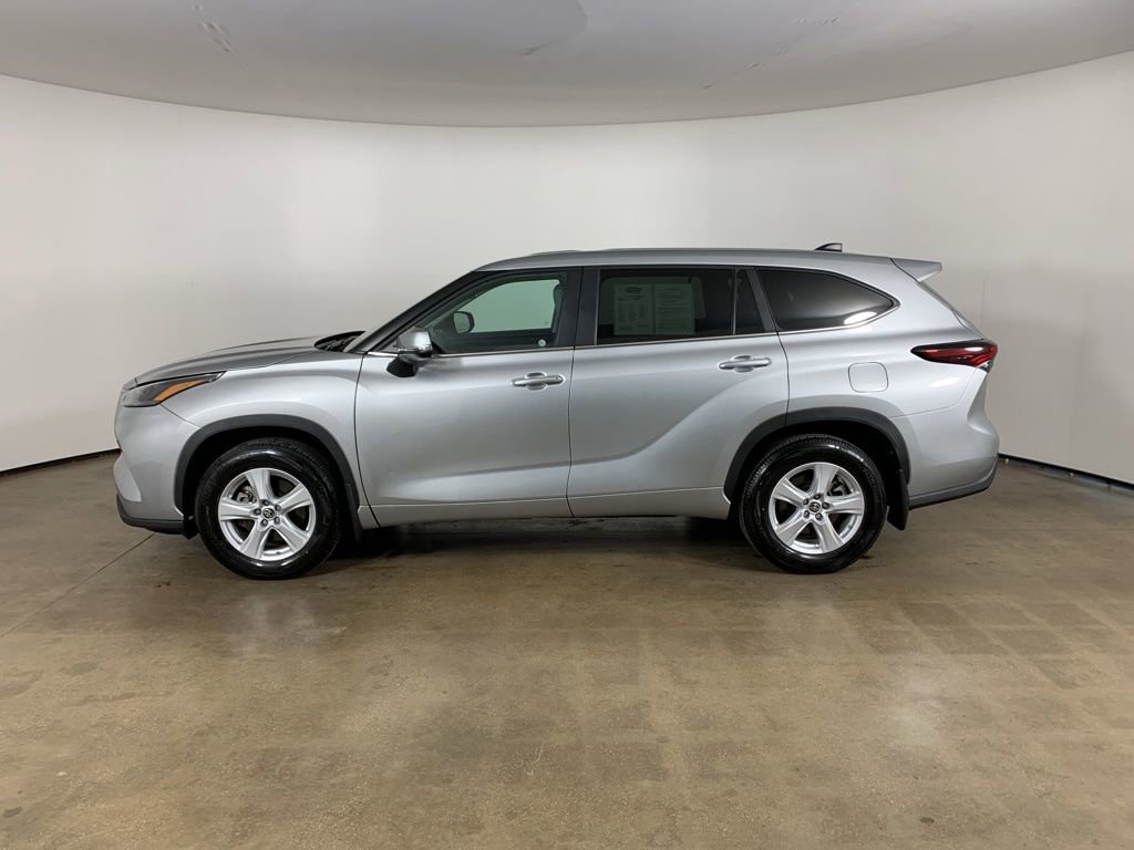 Used 2024 Toyota Highlander LE AWD/4WD image 17