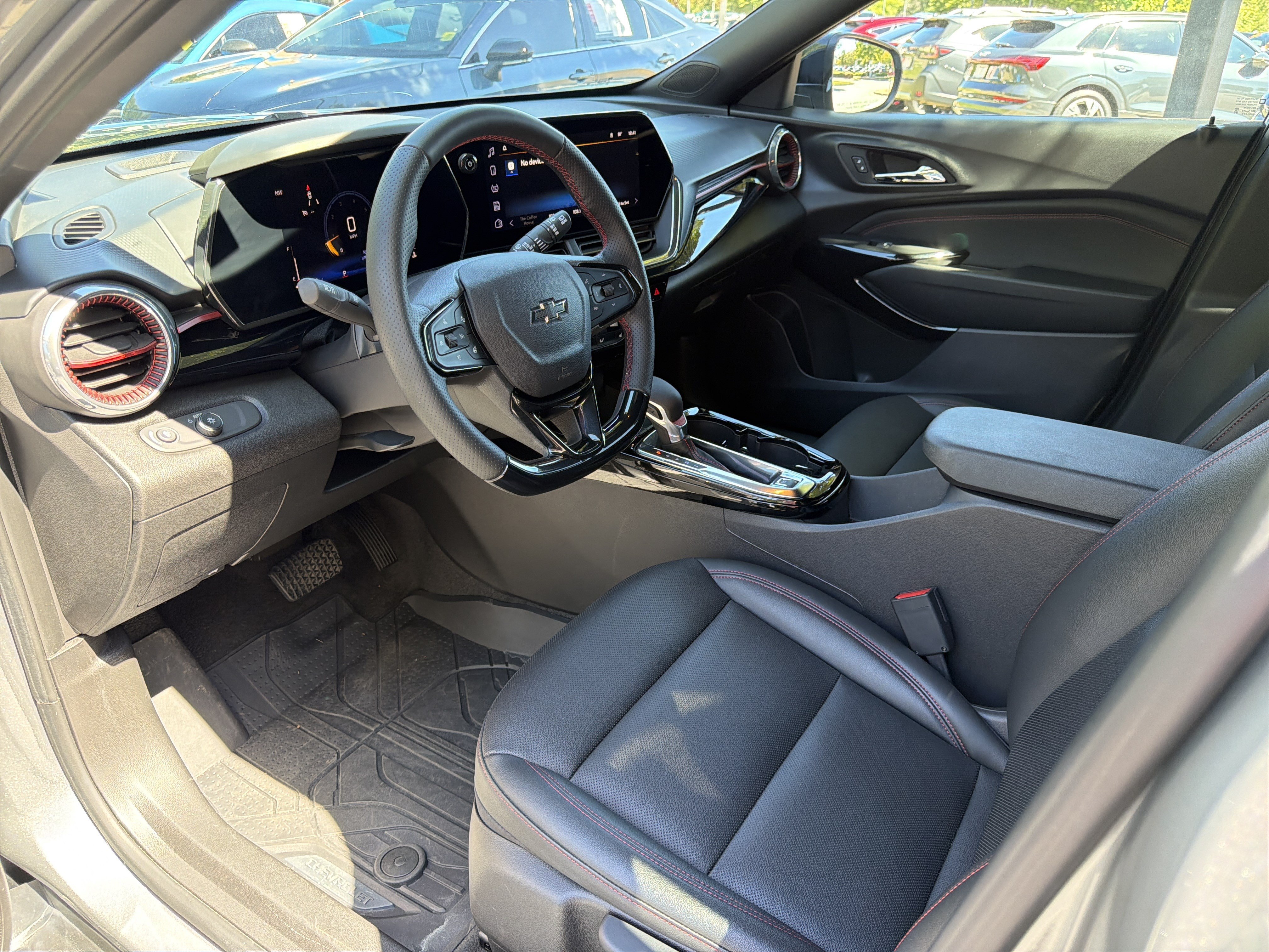 Used 2025 Chevrolet Trax RS w/ Sunroof Package FWD image 9