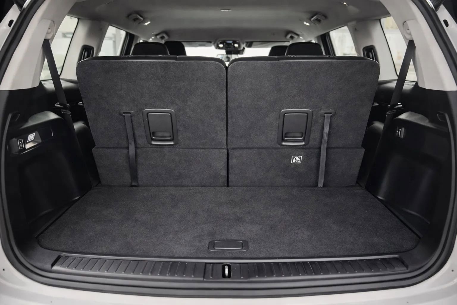 Used 2022 Jeep Grand Cherokee L Limited w/ Black Appearance Package image 12