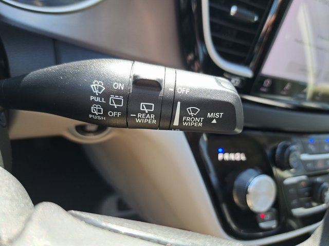 Used 2023 Chrysler Pacifica Touring-L FWD image 21