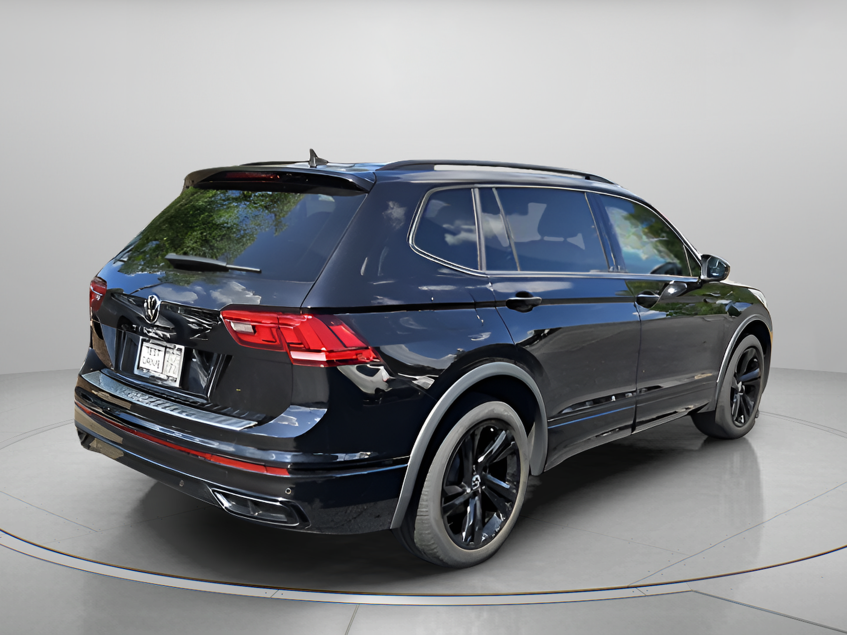 Certified 2023 Volkswagen Tiguan SE R-Line FWD image 5
