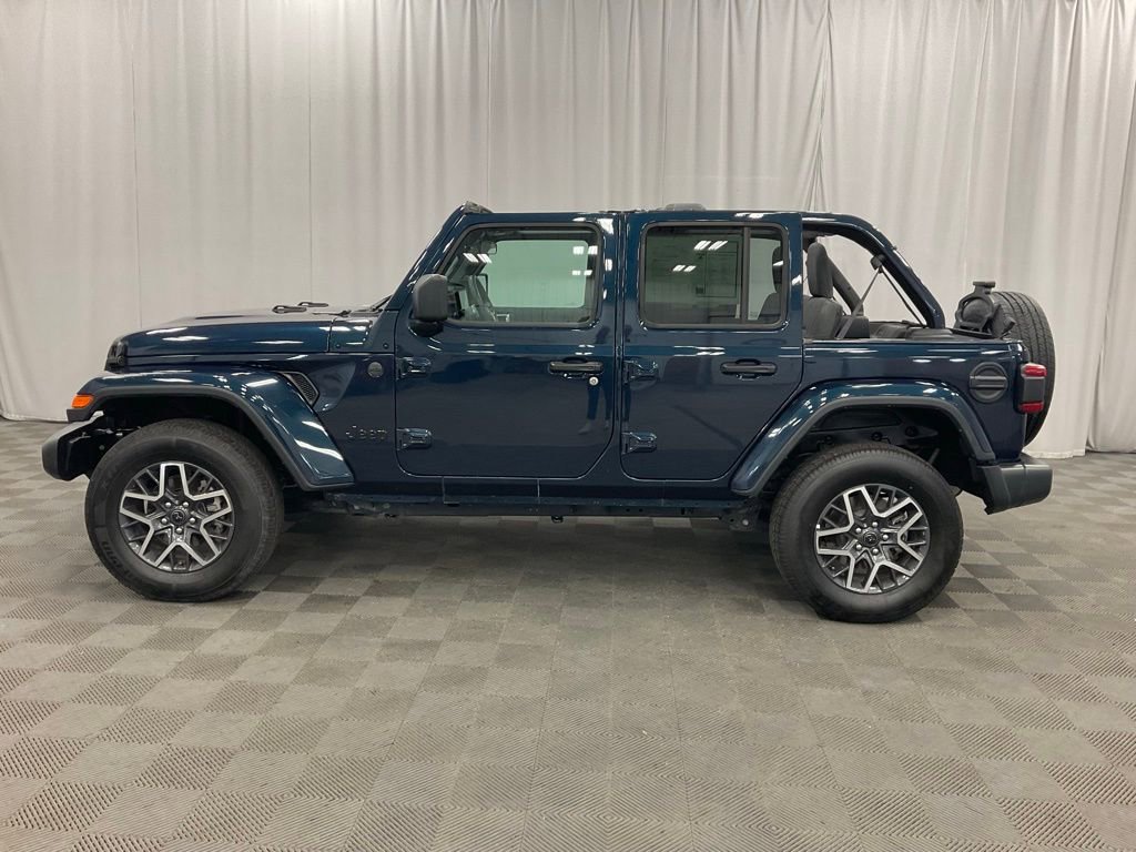 Used 2025 Jeep Wrangler Sahara image 32