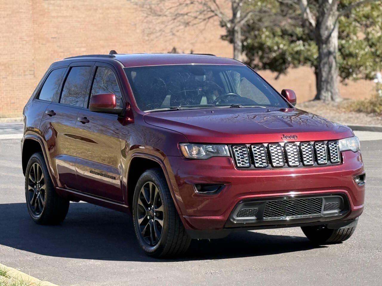 Used 2019 Jeep Grand Cherokee Altitude RWD image 3