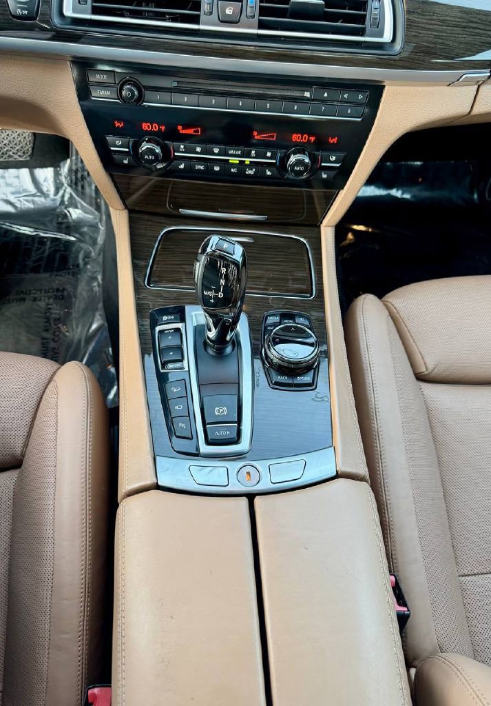 Used 2015 BMW 750i xDrive image 17