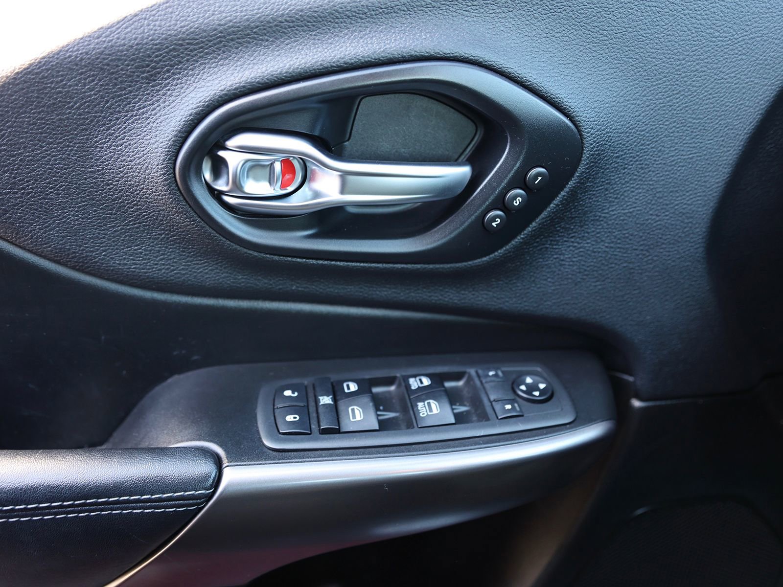 Used 2019 Jeep Cherokee Limited image 37