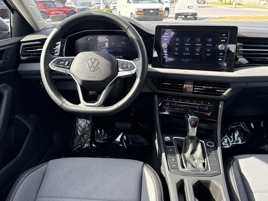 Used 2025 Volkswagen Jetta SE FWD image 3