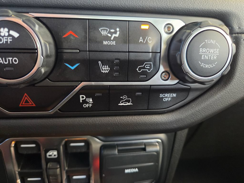 Used 2024 Jeep Wrangler Unlimited Sahara w/ Technology Group AWD/4WD image 61